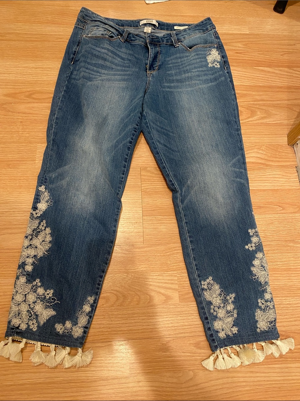 Preowned women’s Women’s Blue Embroidered Tassel Hem boho  capris 12/31 good